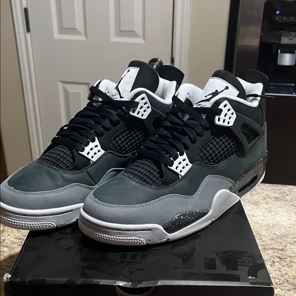 Men's Athletic Shoes in Black and Gray